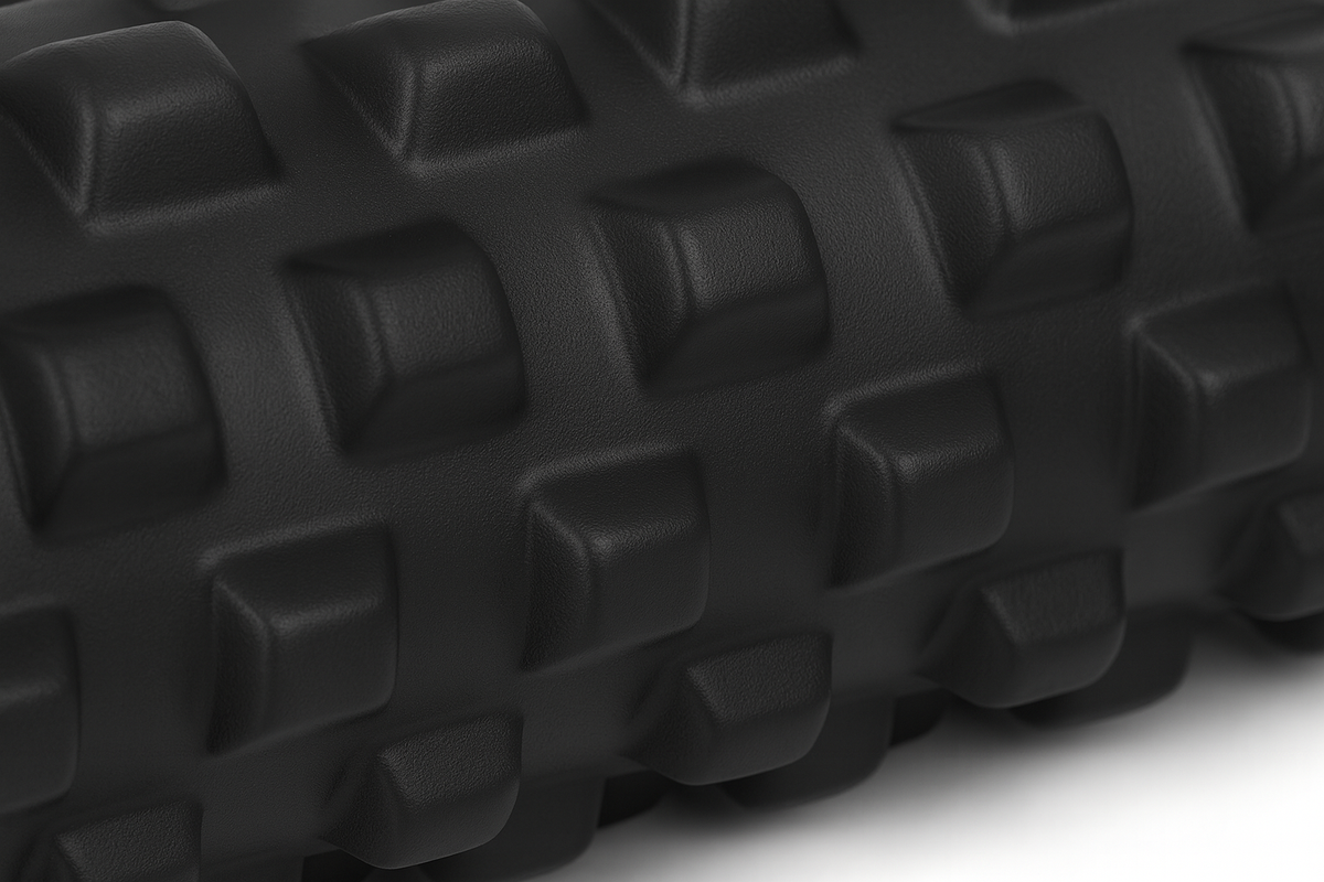 Zbliżenie na strukturę powierzchni czarnego rollera do masażu z wypustkami.